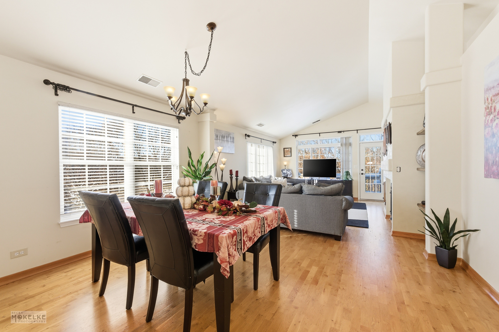 Warrenville, Illinois 60555, United States, 2 Bedrooms Bedrooms, ,2 BathroomsBathrooms,Residential,Active,256711