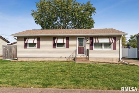 Photo of 1724 W 69TH Street, Davenport, IA 52806 (MLS # QC4268531)