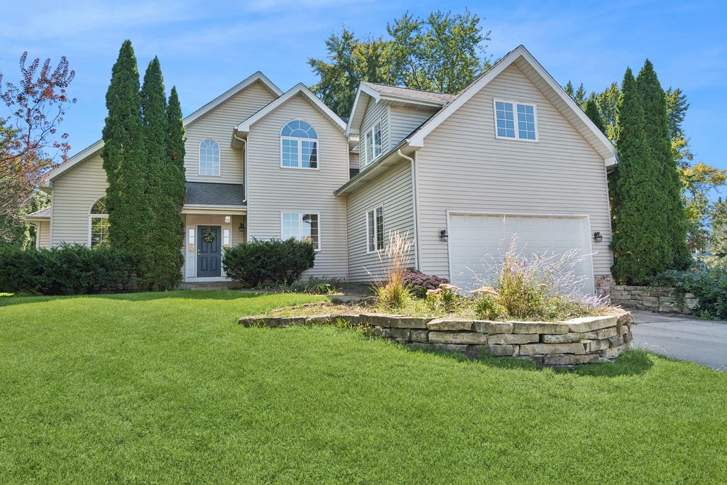 Photo for 29W715 Branch Avenue, Warrenville, IL 60555 (MLS # 12467370)