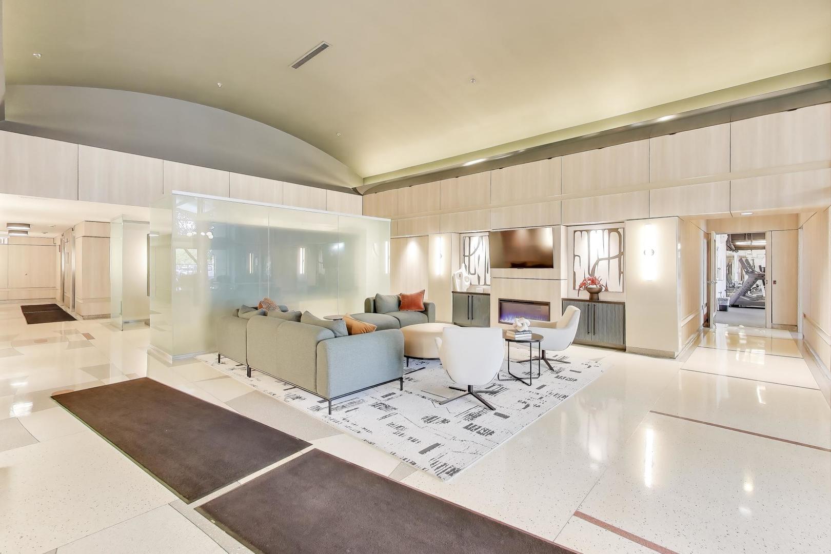 933 W Van Buren Street 304