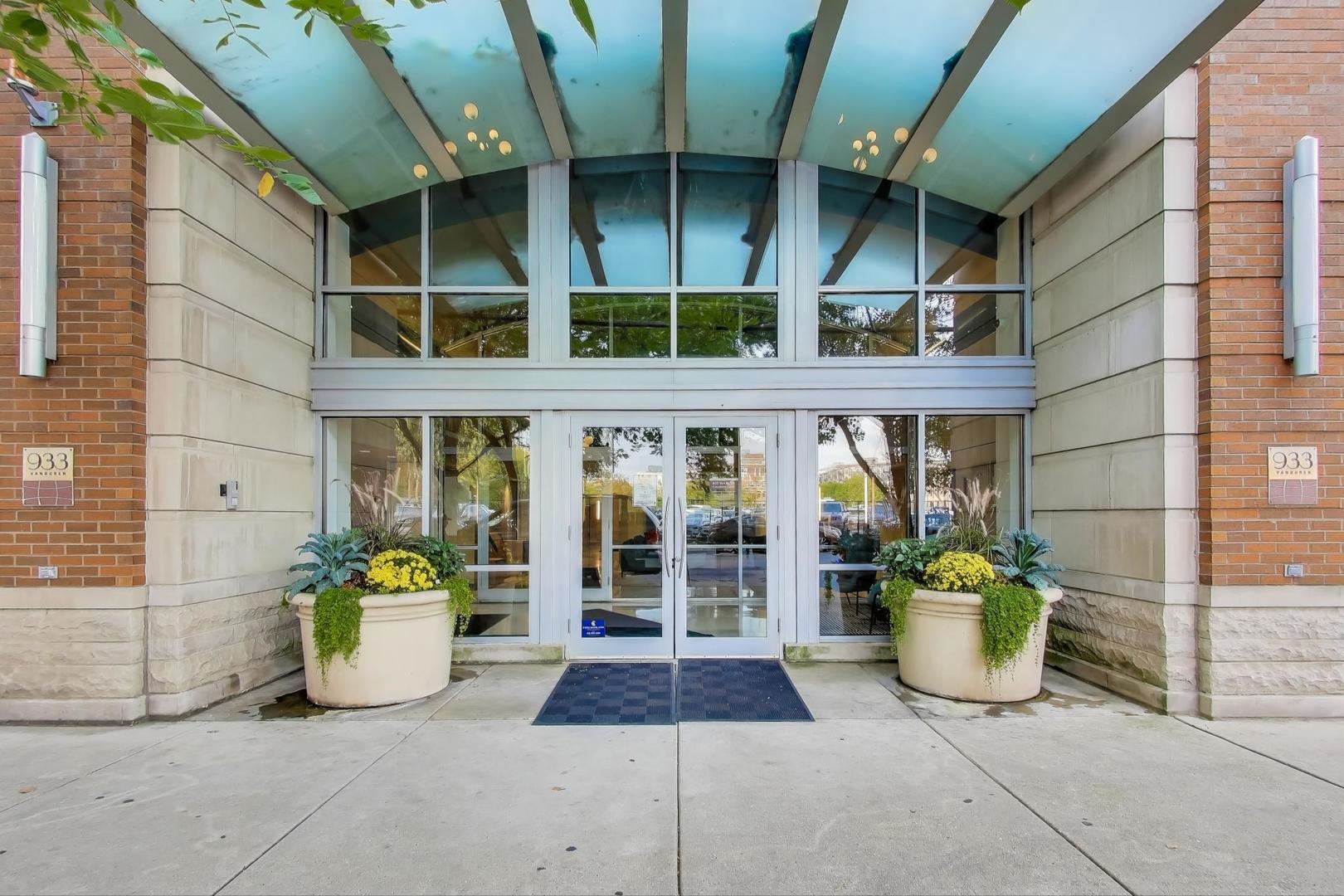 933 W Van Buren Street 304