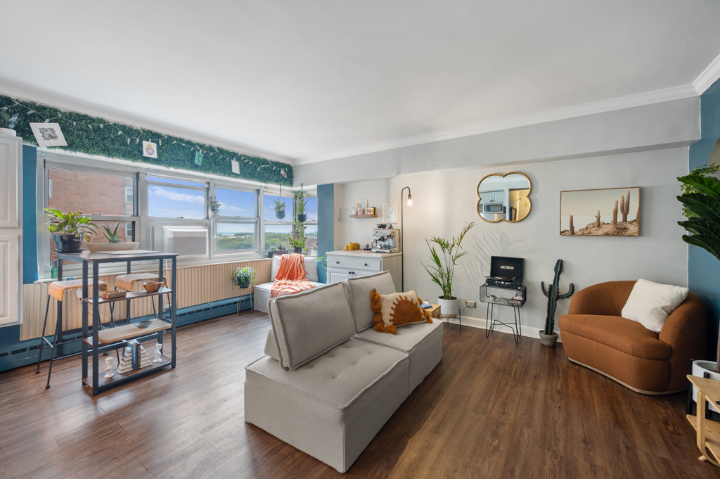 4960 N Marine Drive 1012