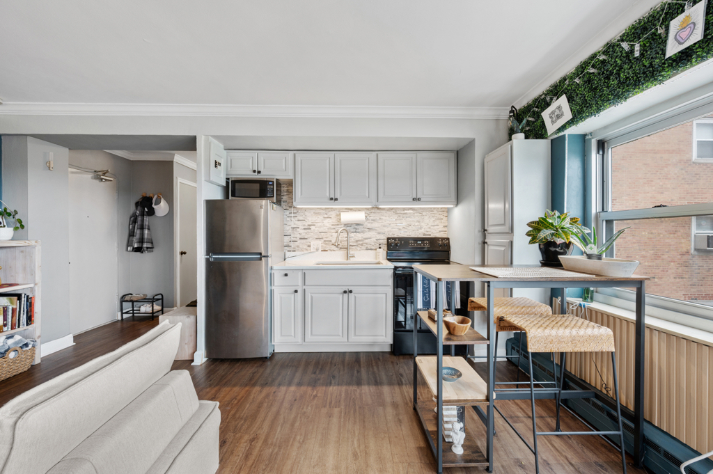 4960 N Marine Drive 1012