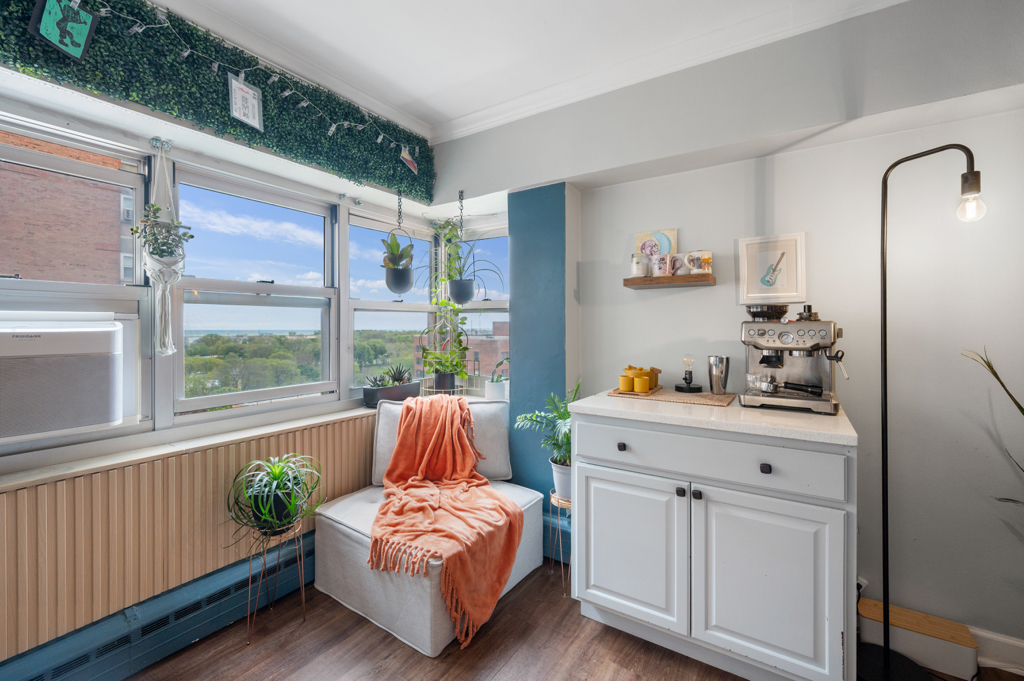 4960 N Marine Drive 1012