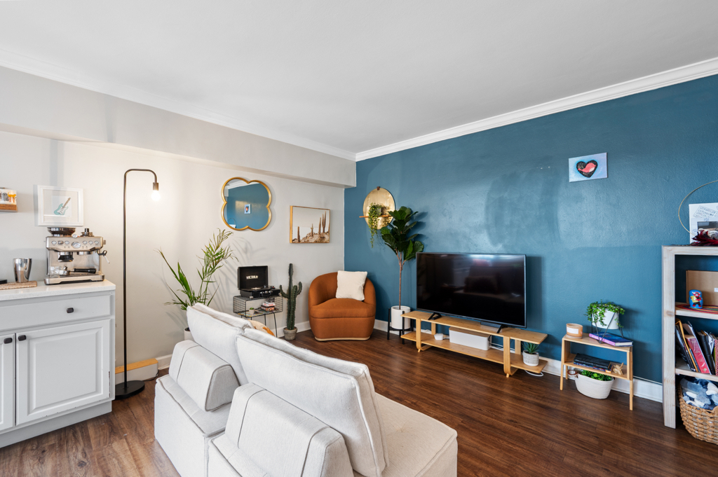 4960 N Marine Drive 1012