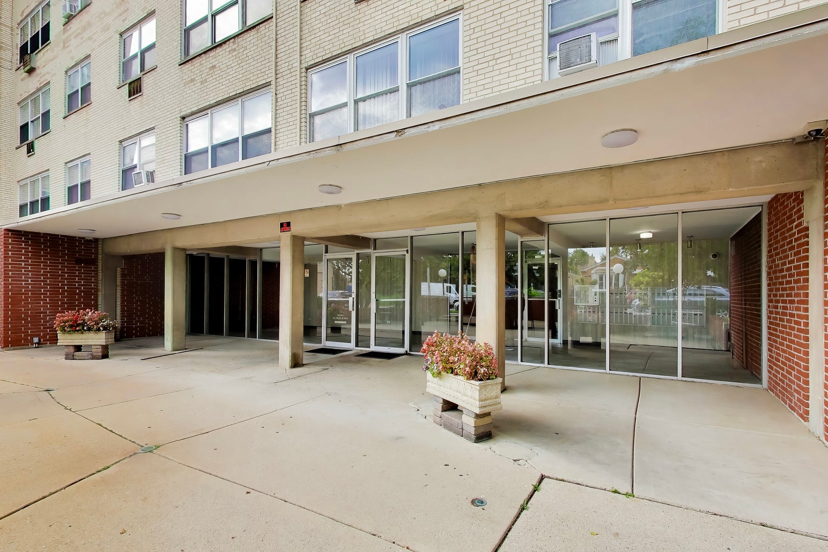 6040 N TROY Street 401