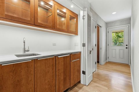 Tiny photo for 901 S Burton Place, Arlington Heights, IL 60005 (MLS # 12567356)