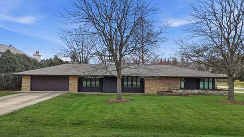 Tiny photo for 901 S Burton Place, Arlington Heights, IL 60005 (MLS # 12567356)