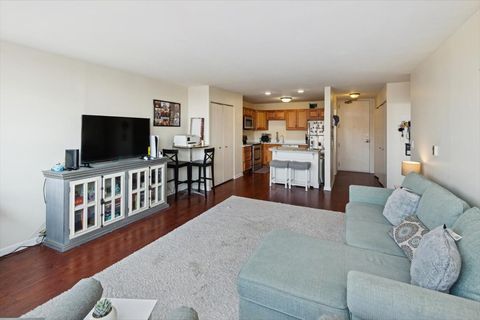 Tiny photo for 2700 N Hampden Court #18E, Chicago, IL 60614 (MLS # 12602118)