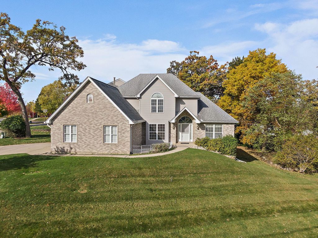 Photo for 494 Rosewood Drive, Carpentersville, IL 60110 (MLS # 12505270)