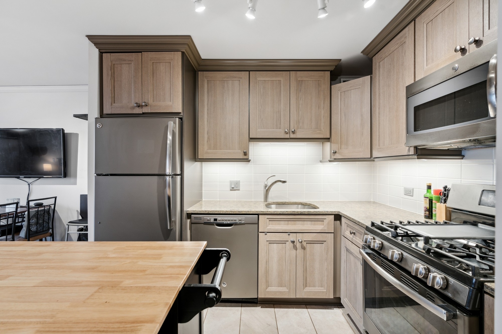 1960 N LINCOLN PARK WEST 2402