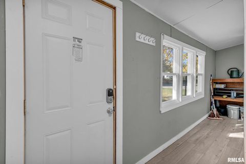 Tiny photo for 906 28 1/2 Street, Bettendorf, IA 52722 (MLS # QC4257679)