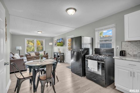 Tiny photo for 906 28 1/2 Street, Bettendorf, IA 52722 (MLS # QC4257679)