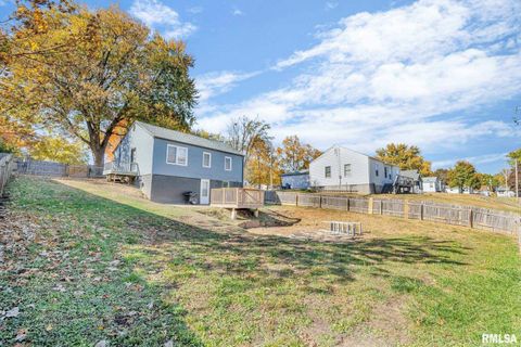 Tiny photo for 906 28 1/2 Street, Bettendorf, IA 52722 (MLS # QC4257679)