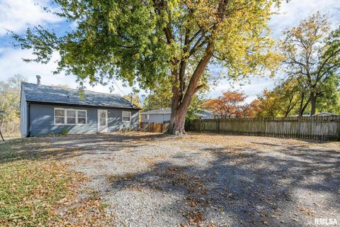 Tiny photo for 906 28 1/2 Street, Bettendorf, IA 52722 (MLS # QC4257679)