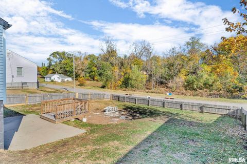 Tiny photo for 906 28 1/2 Street, Bettendorf, IA 52722 (MLS # QC4257679)