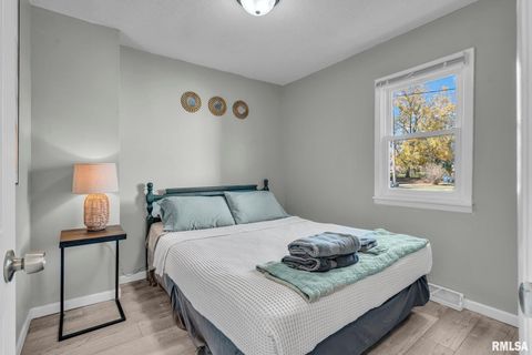 Tiny photo for 906 28 1/2 Street, Bettendorf, IA 52722 (MLS # QC4257679)