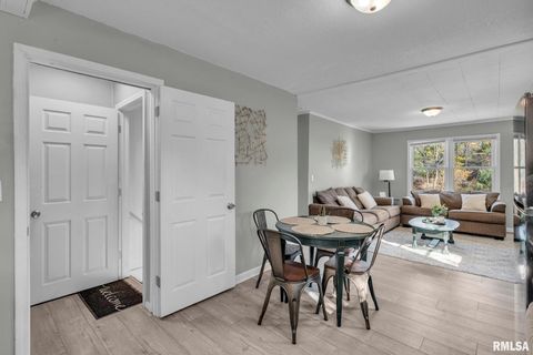 Tiny photo for 906 28 1/2 Street, Bettendorf, IA 52722 (MLS # QC4257679)