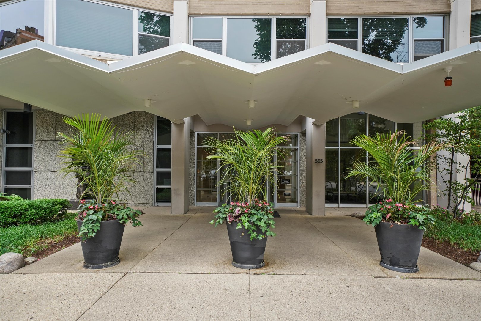 555 W Cornelia Avenue 1706