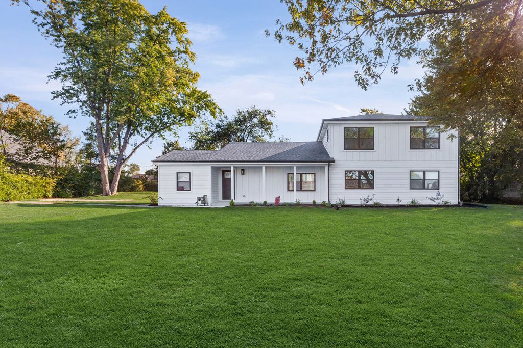 Photo for 1531 Marion Street, Schaumburg, IL 60193 (MLS # 12502453)