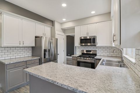 Tiny photo for 220 S Glenbrook Trail, McHenry, IL 60050 (MLS # 12530993)