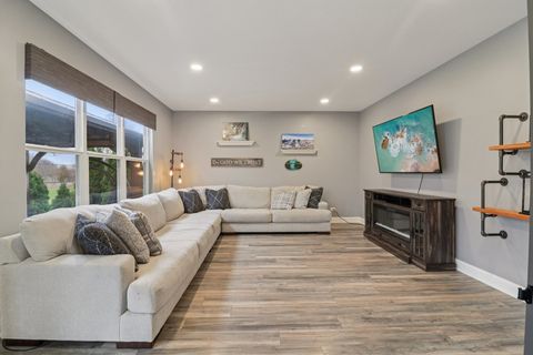 Tiny photo for 220 S Glenbrook Trail, McHenry, IL 60050 (MLS # 12530993)