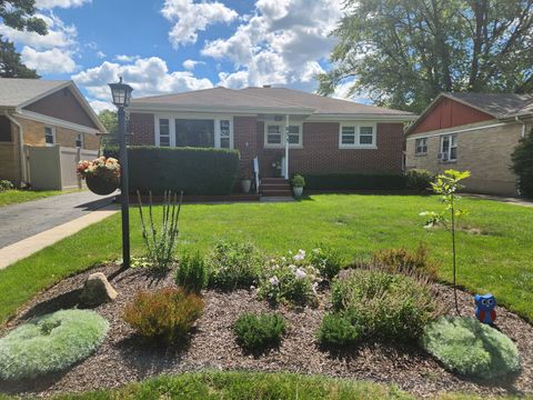 Photo of 835 MCKINLEY Avenue, Mundelein, IL 60060 (MLS # 12457399)