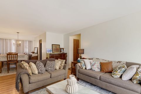 Tiny photo for 135 Ridge Avenue #1W, Evanston, IL 60202 (MLS # 12582549)