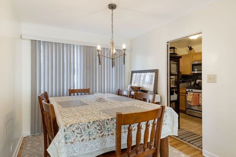 Tiny photo for 135 Ridge Avenue #1W, Evanston, IL 60202 (MLS # 12582549)