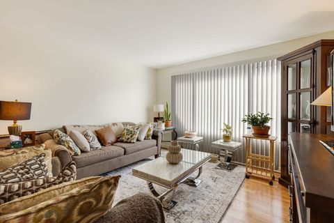 Tiny photo for 135 Ridge Avenue #1W, Evanston, IL 60202 (MLS # 12582549)