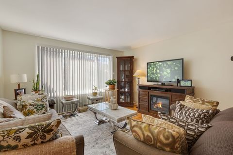 Tiny photo for 135 Ridge Avenue #1W, Evanston, IL 60202 (MLS # 12582549)