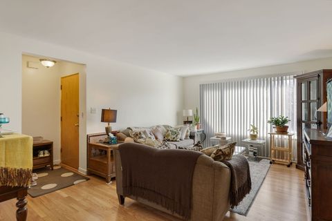Tiny photo for 135 Ridge Avenue #1W, Evanston, IL 60202 (MLS # 12582549)