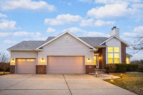 Photo of 15 Greythorne Circle, Bloomington, IL 61704 (MLS # 12589166)