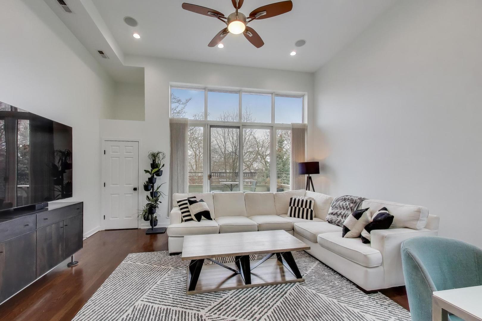 1044 N Wolcott Avenue 3