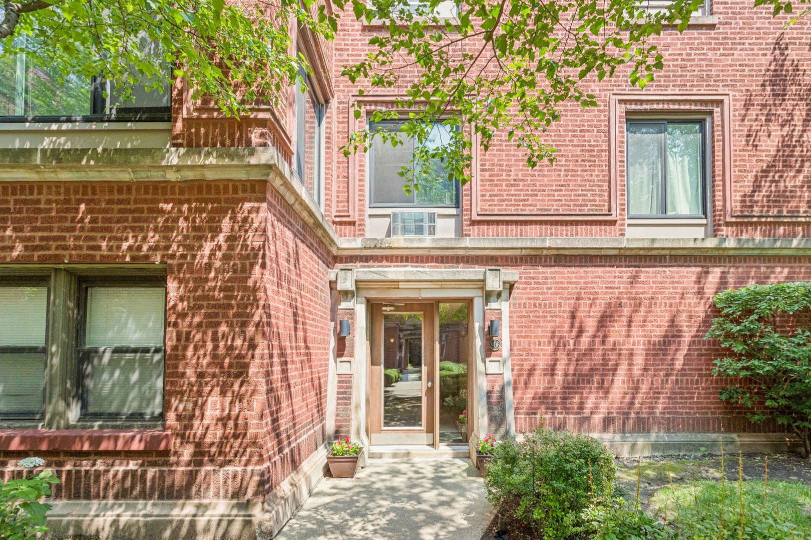 906 W Sunnyside Avenue 1B