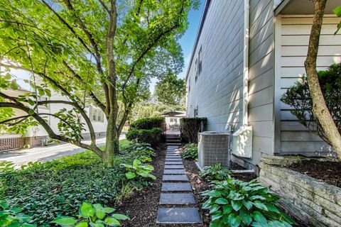 Tiny photo for 102 S Quincy Street, Hinsdale, IL 60521 (MLS # 12493020)