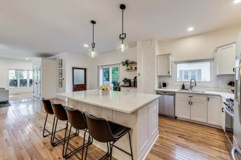 Tiny photo for 102 S Quincy Street, Hinsdale, IL 60521 (MLS # 12493020)