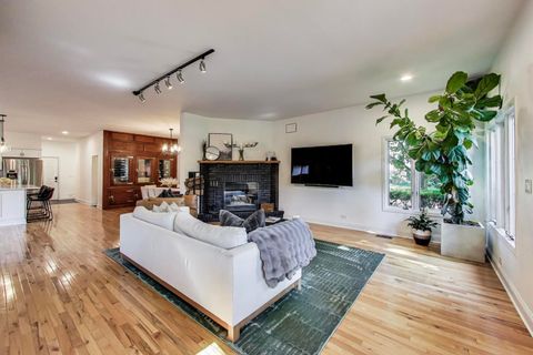 Tiny photo for 102 S Quincy Street, Hinsdale, IL 60521 (MLS # 12493020)