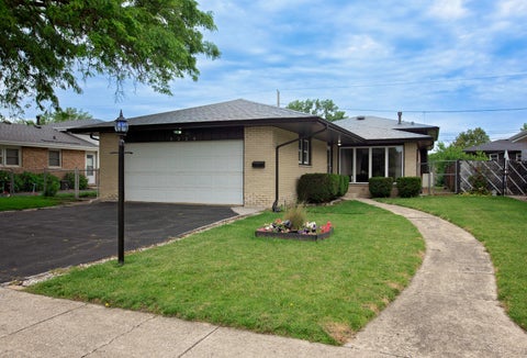 Tiny photo for 5220 138th Street, Crestwood, IL 60418 (MLS # 12684305)