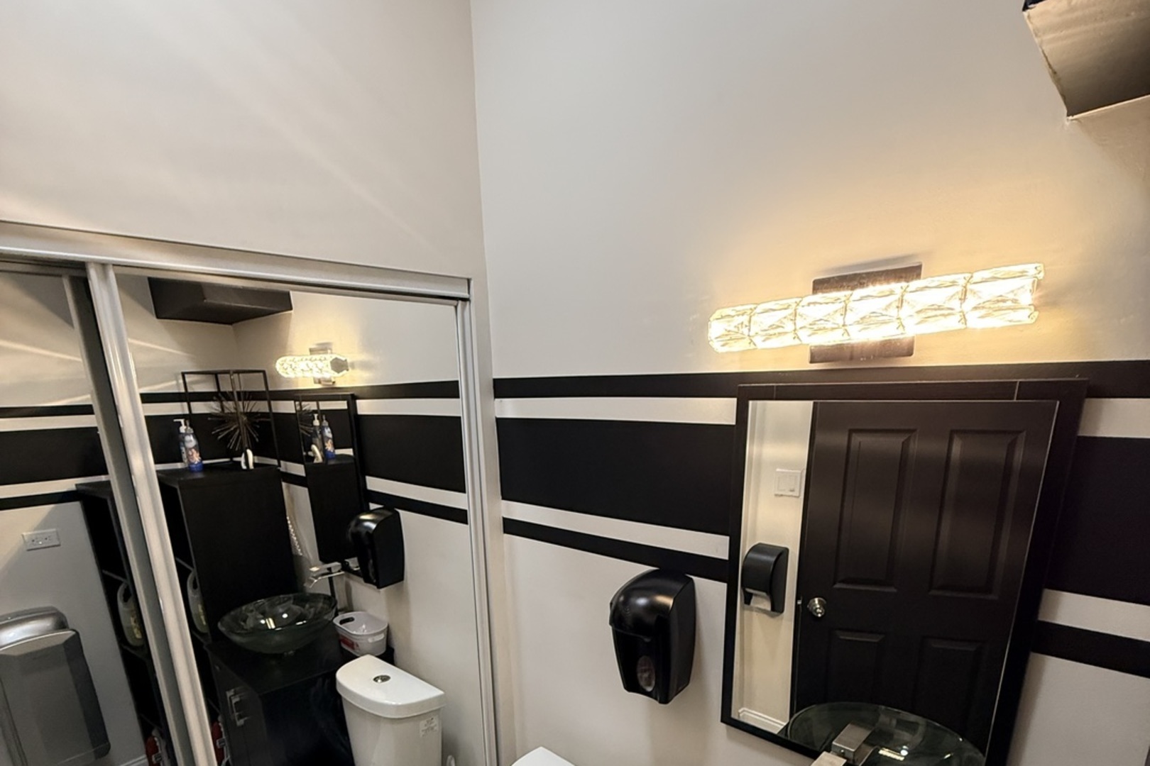 8252 S ASHLAND Avenue