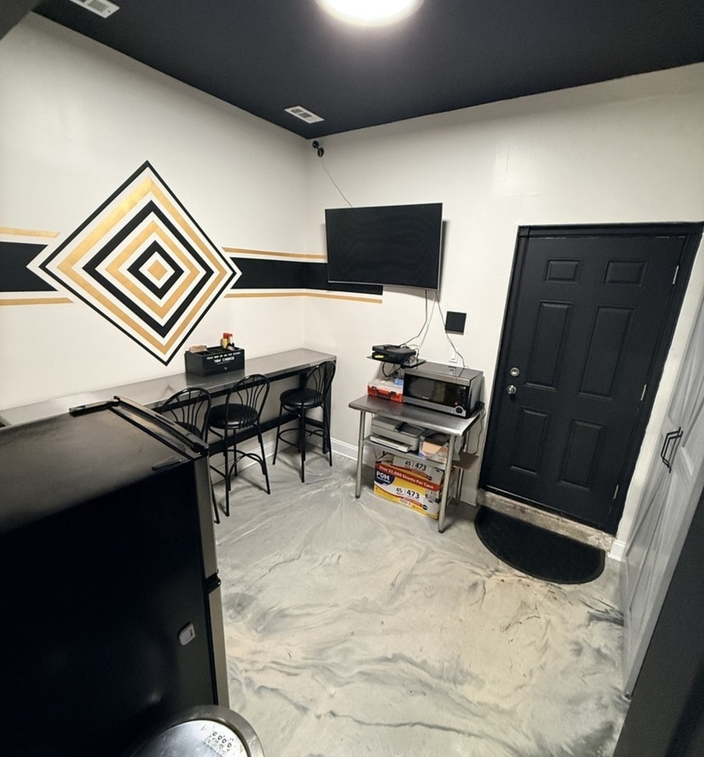 8252 S ASHLAND Avenue