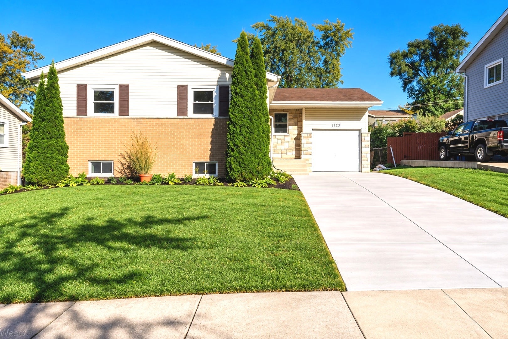 8933 S OAKWOOD Drive