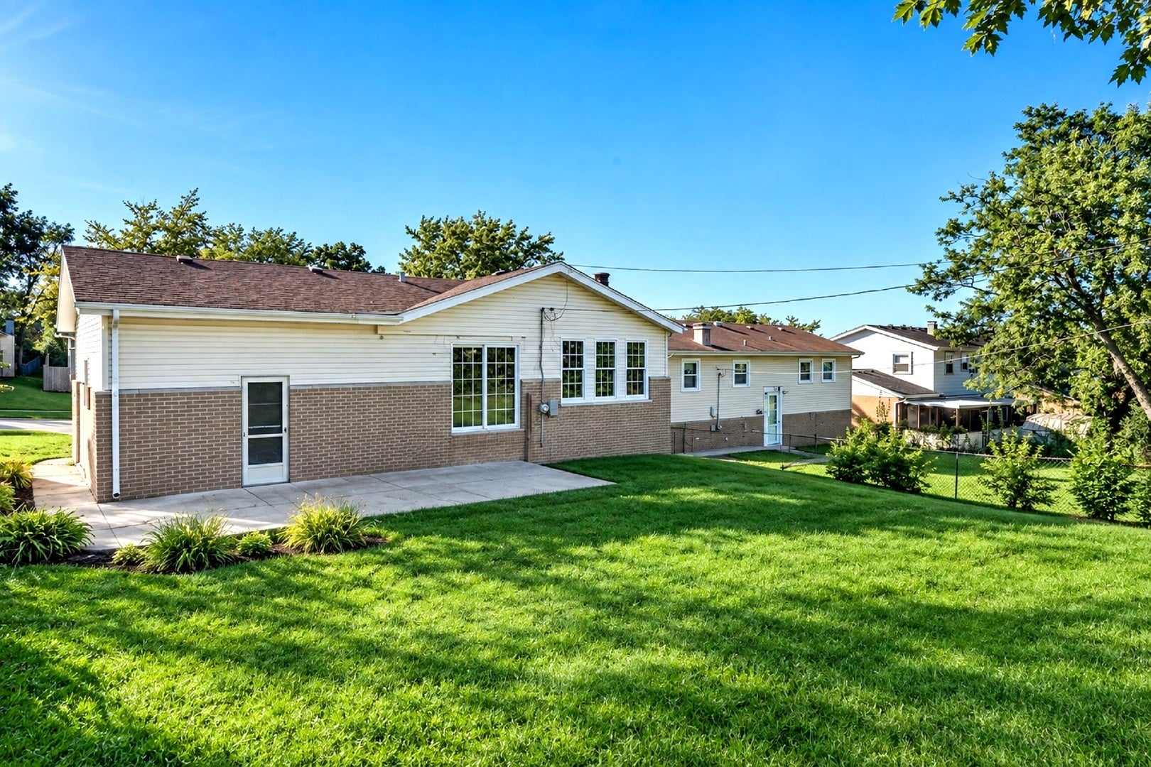 8933 S OAKWOOD Drive