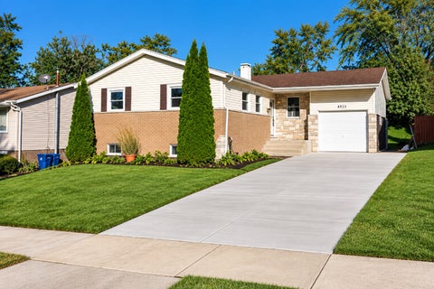 Photo of 8933 S OAKWOOD Drive, Hickory Hills, IL 60457 (MLS # 12777536)