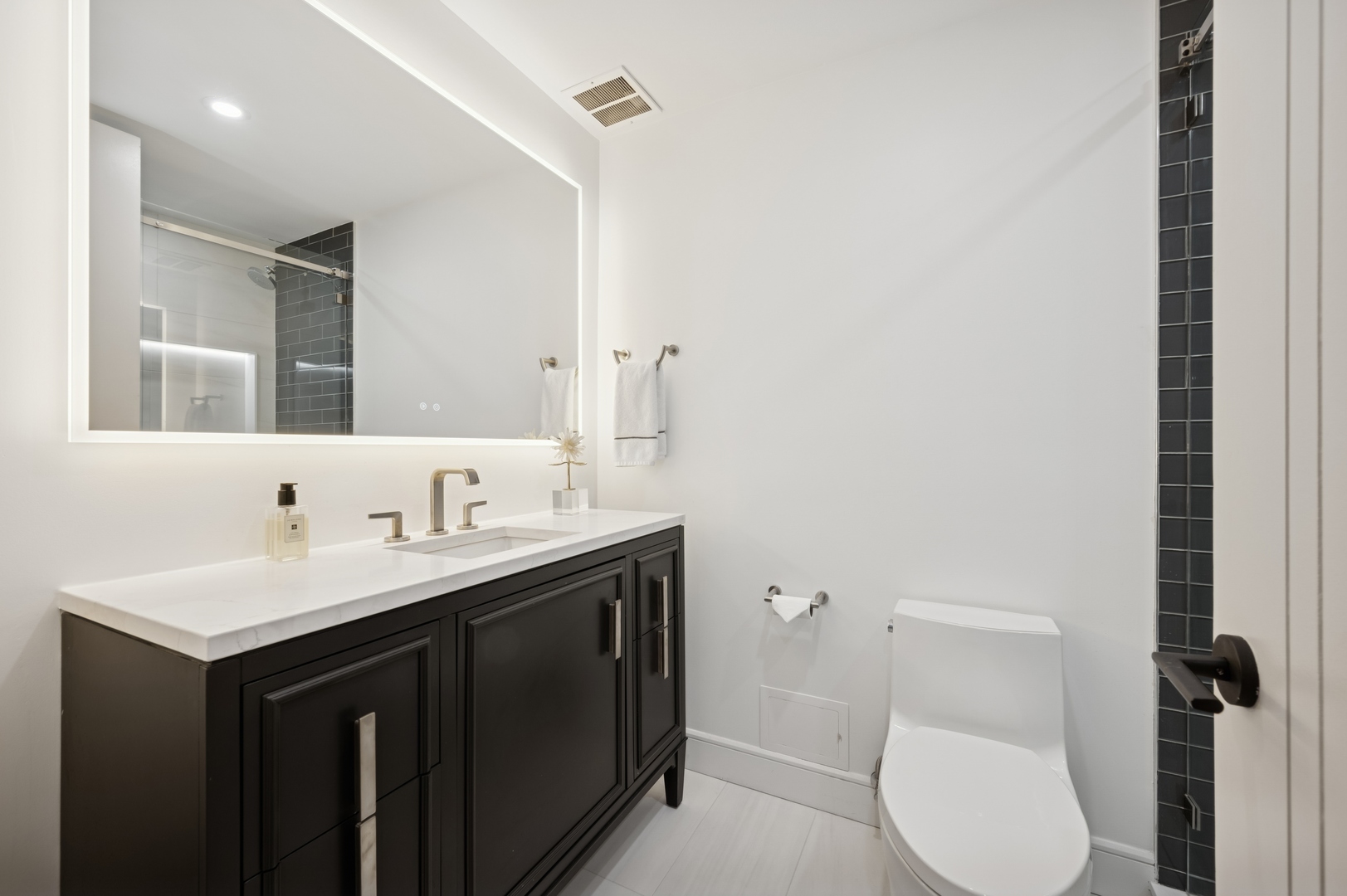 Chicago, Illinois 60611, United States, 3 Bedrooms Bedrooms, ,3 BathroomsBathrooms,Residential,Active,119835