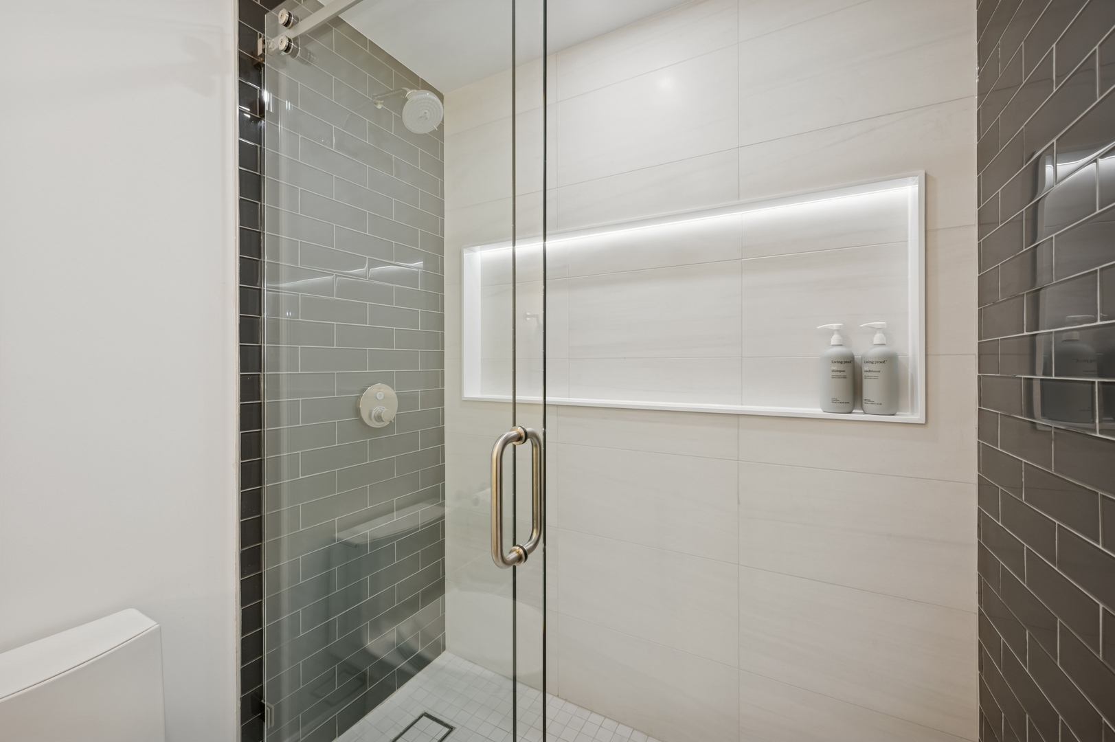 Chicago, Illinois 60611, United States, 3 Bedrooms Bedrooms, ,3 BathroomsBathrooms,Residential,Active,119835