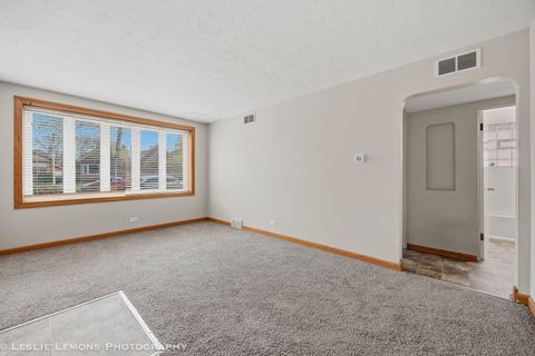 Tiny photo for 10142 S California Avenue, Evergreen Park, IL 60805 (MLS # 12600990)