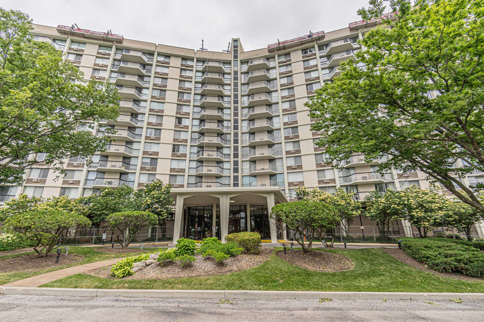 View Oak Brook, IL 60523 condo