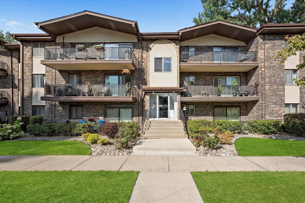 Photo for 13520 LAWLER Avenue #42, Crestwood, IL 60418 (MLS # 12457561)