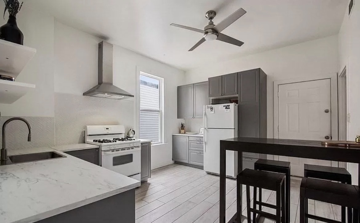 3229 W Dickens Avenue